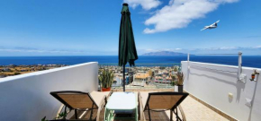 Casinha Nova - Cozy Home with Kitchen, King bed, AC, Wifi, City & Ocean View